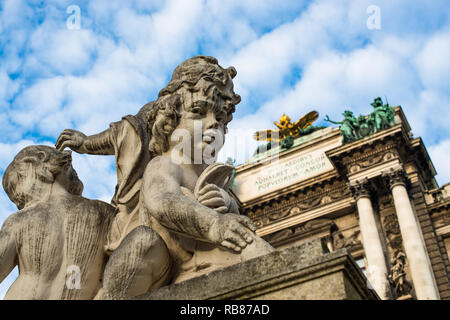 Wenig Marmor Engel an Neue Burg Gebäude Teil der Hofburg Palace Complex von Burggarten gesehen. Wien, Österreich. Stockfoto