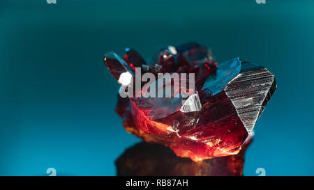 Natürliche Rohstoffe roten Kristall. Natürliche rote kostbare Mineral Stein Stockfoto