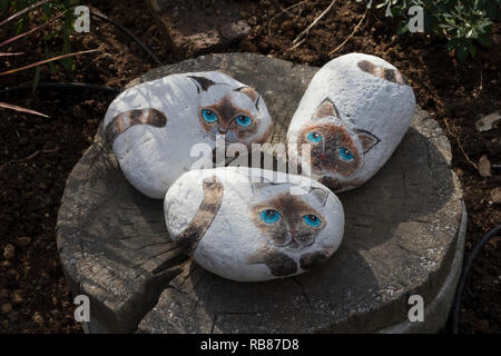 Beppu, Japan - 2 November, 2018: Cat Rocks, Kunstwerke an der Umi Jigoku Pool, Ocean's Hölle Stockfoto