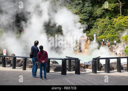 Beppu, Japan - 2 November, 2018: Touristen an der Umi Jigoku Pool suchen, Ocean's Hölle, ein Naturdenkmal auf der Hölle tour in Beppu Stockfoto