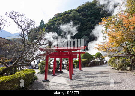 Beppu, Japan - 2 November, 2018: Torii vor der Umi Jigoku Pool, Ocean's Hölle, ein Naturdenkmal auf der Hölle tour in Beppu Stockfoto