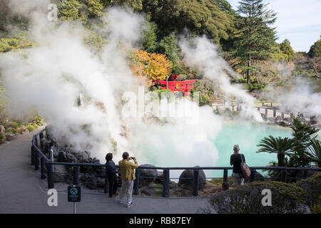 Beppu, Japan - 2 November, 2018: Umi Jigoku Pool, Ocean's Hölle, ein Naturdenkmal auf der Hölle tour in Beppu Stockfoto