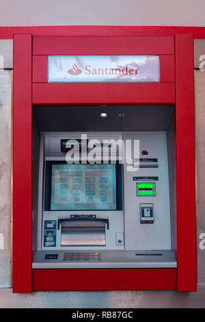 Geldautomaten der Santander Bank, eine der größten spanischen Banken. Valencia, Spanien. Visa, MasterCard, Maestro Karten. Stockfoto
