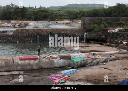 Khadakwasla Dam, Maharashtra/Indien - September 2016: Menschen ihre Kleidung waschen am Khadakwasla Dam. Stockfoto