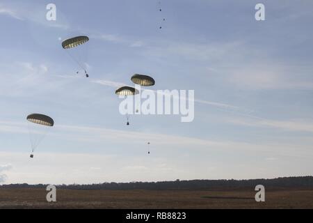 Fallschirm bundles Drift in den Himmel vor der Landung auf Suckchon Drop Zone, Dez. 7, 2016, während airdrop Schulung in Fort Campbell, Ky. Soldaten der 74th Transportation Company, 129 Bekämpfung Sustainment Support Bataillons, Luftlandedivision (Air Assault) Sustainment Brigade, 101 Abn. Div., und 861St Quartermaster Firma, eine Reserve von Nashville, Tn., Gerät mit Antenne Lieferung und recovery Schulung durchführen. Stockfoto