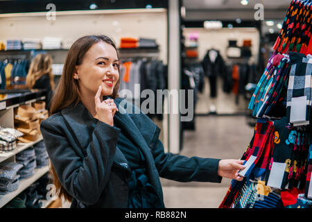 Frau searchin für cothes Geschenk in einem Store Supermarkt shop Stockfoto