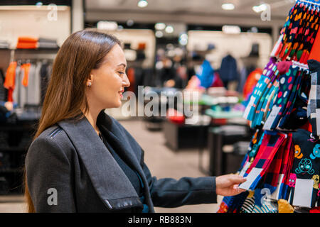 Frau searchin für cothes Geschenk in einem Store Supermarkt shop Stockfoto