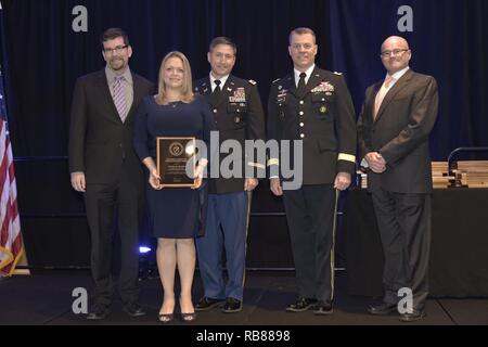 Christine Ploschke, ehemaliger Energie Geschäftsstellenleiter für die Armee Finden 99th Regional Support Command (Zweite von links), erhält eine 2016 Bundesamt für Energie und Wasser Management Award von der Abteilung für Energie während einer Zeremonie 7. Dezember in Washington, D.C., Dies ist die dritte nationale Energie und Wasser management award Die 99Th RSC in ebenso vielen Jahren gewonnen hat, wie sie fortfährt, Bereitschaft zu unterstützen, die die bestmögliche Einrichtungen, in denen Soldaten arbeiten und Trainieren. Diese jüngste Anerkennung folgt eine Damhirschkuh Bundesamt für Energie und Wasser Management Award Ploschke und ihrem Team für Leistungen verdient Stockfoto