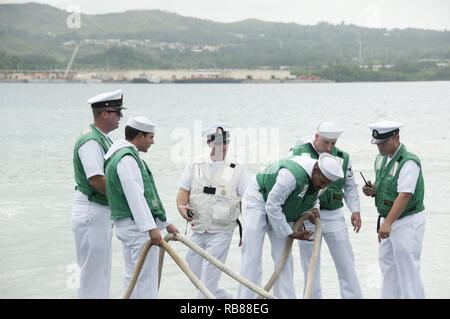 APRA HARBOR, Guam (DEC 08, 2016) - Senior Chief Petty Officer Brandon Edmiston, Leiter des Bootes, Leitfäden Matrosen an Bord der Los Angeles-Klasse Angriffs-U-Boot USS Oklahoma City (SSN723) während das Meer und Anker Evolution, wie sie an Naval Base Guam Moor. Oklahoma City, einer von vier Vorwärts - bereitgestellt von U-Booten in Apra Harbor homeported, kehrte heute morgen nach einer 8-monatigen Periode als Docking ausgewählte Eingeschränkte Verfügbarkeit bekannt Guam. Stockfoto