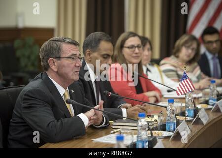 Verteidigungsminister Asche Carter trifft mit Indiens Minister für Verteidigung Manohar Parrikar im Verteidigungsministerium in Neu Delhi, Indien, Dez. 8, 2016. Stockfoto