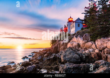 Bass Harbor Head Lighthouse bei Sonnenuntergang. Bass Harbor Head Light ist ein Leuchtturm in Acadia National Park, Maine gelegen, markiert den Eingang zum Bass Stockfoto