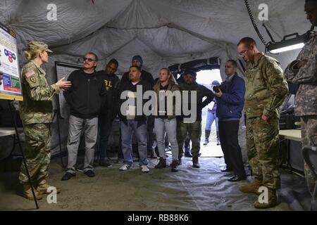 UFC-Kämpfer Ben Rothwell, Valentina Shevchenko, und Lorenz Larkin Treffen mit US-Soldaten von der 690Th schnelle Öffnung ein Element an Joint Base Langley-Eustis, Va., Nov. 8, 2016. Bei der Begehung wurden die Soldaten zeigten ihre schnelle Bereitstellung Fähigkeiten und nahm die Kämpfer auf einen Konvoi. Stockfoto