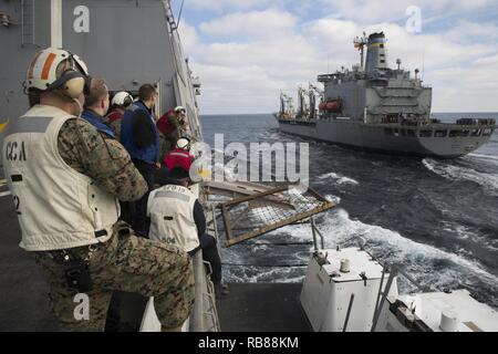 Marines mit dem 24 Marine Expeditionary Unit und Matrosen an Bord der USS Mesa Verde LPD (19), Zusehen, wie USNS Big Horn (T-AO 198) zieht sich entlang einer vertikalen Nachschub während der Amphibischen bereit Gruppe Marine Expeditionary Unit Übung Dez. 8, 2016 durchzuführen. Während der dreiwöchigen Ausbildung evolution, Marines wird eine breite Palette von Maßnahmen und Szenarien die Verbesserung der Interoperabilität und amphibische Kriegsführung Fähigkeiten mit ihren Marine Pendants bekämpfen. Auffüllung auf See ist entscheidend für die bataan Amphibious Ready Gruppe selbst unterstützen, während im Gange. Stockfoto