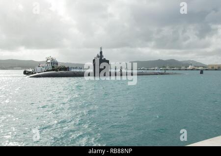 APRA HARBOR, Guam (31. 8, 2016) Matrosen an Bord der Los Angeles-Klasse Angriffs-U-Boot USS Oklahoma City (SSN723) stand Oberseite als das U-Boot wieder nach Hause nach Guam. Oklahoma City, einer von vier Vorwärts - bereitgestellt von U-Booten in Apra Harbor homeported, kehrte heute morgen nach einer 8-monatigen Periode als Docking ausgewählte Eingeschränkte Verfügbarkeit bekannt Guam. Stockfoto