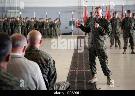 Sgt. Maj Richard Drescher spricht die Masse während eine Erleichterung und Termin Zeremonie an Bord der Marine Corps Air Station Cherry Point, N.C., Dez. 8, 2016. Sgt. Maj. Howard Kreamer, zuvor die Sergeant Major des 2. Marine Expeditionary Brigade, war die neue Sergeant Major des 2. Marine Flugzeugflügel ernannt. Die Dreschmaschine nächste Aufgabe ist Sergeant Major von II Marine Expeditionary Force. Stockfoto