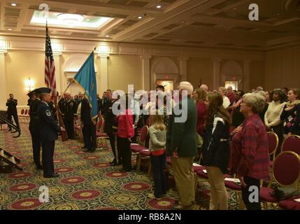 Us-Armee Generalmajor Frank Vavala, Adjutant General, steht an Aufmerksamkeit vor dem Starte der Urlaub Konzert mit den 287 Army Band Dover Downs, Dover, Delaware, 8. Dezember 2016. Stockfoto