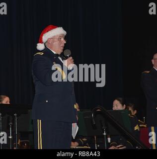 Us-Armee Generalmajor Frank Vavala, Adjutant General, begrüßt die Gäste zum 287. Army Band Konzert auf der großen Bühne in Dover Downs, Dover, Delaware, 8. Dezember 2016. Stockfoto