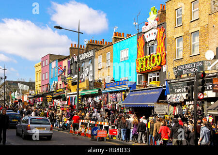 LONDON, GROSSBRITANNIEN, 22. März: Camden Market in London am 22. März 2009. Voll High Street mit Käufern in Camden Town, London, Vereinigtes Königreich. Stockfoto