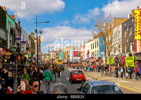 LONDON, GROSSBRITANNIEN, 22. März: Camden Market in London am 22. März 2009. Voll High Street mit Käufern in Camden Town, London, Vereinigtes Königreich. Stockfoto