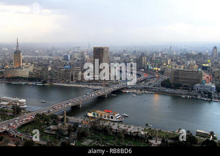 Kairo, Ägypten - MÄRZ 25: vom 6. Oktober Brücke in Kairo am August 25, 2010. 6. Oktober Brücke über den Nil in Kairo, Ägypten. Stockfoto