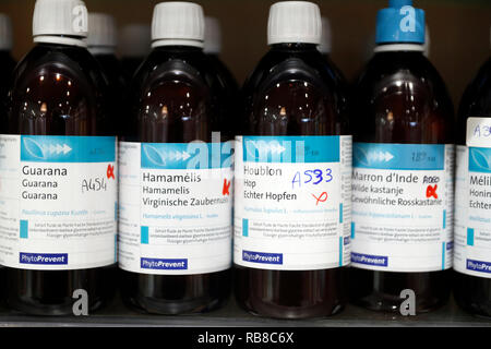 Apotheke. Ätherische Öle in Glasflaschen. Frankreich. Stockfoto