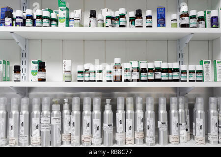 Apotheke. Medizin in Regalen. Ätherische Öle in Glasflaschen. Frankreich. Stockfoto