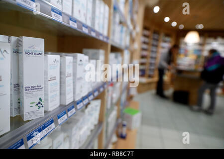 Apotheke. Medizin in Regalen. Nicht-verschreibungspflichtige Arzneimittel speichern. Beauty Produkte. Frankreich. Stockfoto