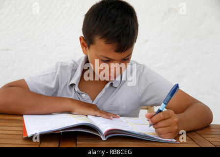 11-jähriger Junge Hausaufgaben im Salento, Italien. Stockfoto