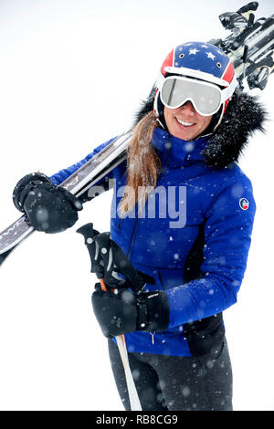 Die französischen Alpen. Mont-Blanc Massiv. Junge Frau Skifahrer im Skigebiet in den Bergen. Saint-Gervais. Frankreich. Stockfoto
