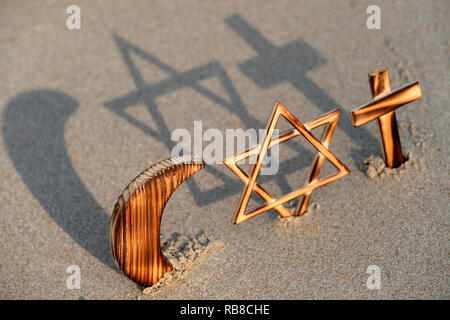 Symbole interreligieux. Christentum, Islam, Judentum, monotheistischen Religionen. Jüdische Stern, Kreuz und Halbmond: Interreligiöses Symbole. Stockfoto