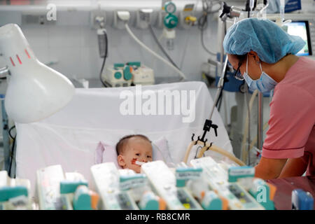 Tam Duc Kardiologie Krankenhaus. Vietnamesische Kind leiden von Herzkrankheiten. Intensivstation. Ho Chi Minh City. Vietnam. Stockfoto