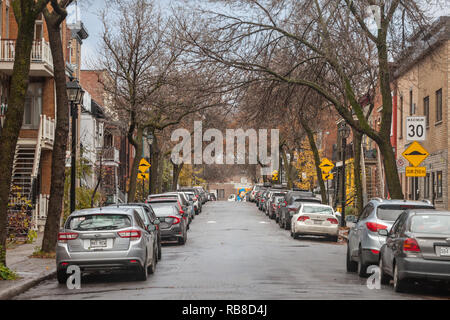 MONTREAL, KANADA - 6. NOVEMBER 2018: Typisch Nordamerikanische Wohnstraße im Herbst in Le Plateau, Montreal, Quebec, während ein herbstnachmittag, Stockfoto