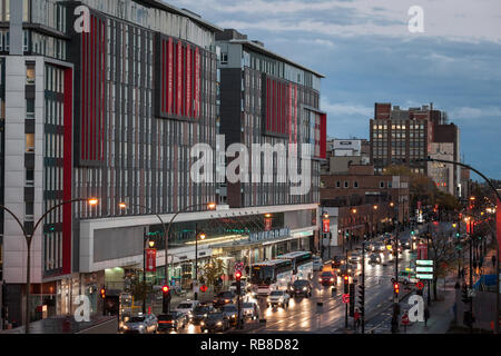 MONTREAL, KANADA - 6. NOVEMBER 2018: Hauptgebäude der Montreal Bus Terminal (Gare d'Autobus de Montreal) in der Nacht auf der Rue Berri Street mit Autos Stockfoto