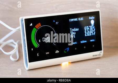 Ein British Gas Smart Meter in einem Home Übersicht Stromverbrauch pro Stunde und den Vergleich mit der vorherigen Tage Nutzung Stockfoto