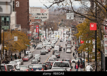 MONTREAL, KANADA - 7 November, 2018: Typische Einkaufsstraße in Cote des Neiges Bezirk, mit kleinen und mittleren Unternehmen, vorbeifahrende Autos in einem traff Stockfoto