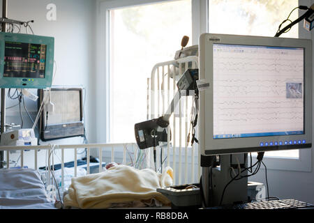 Ein frühgeborenes Baby ständig mit Sonden und Sensoren in der neonatalogie Abteilung beobachtet. Stockfoto