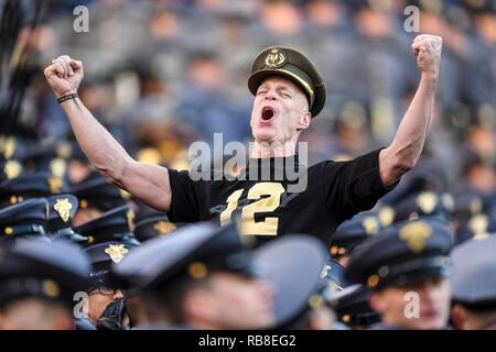 Eine Armee, die schwarzen Ritter fan erhält, während die Armee Marine Spiel, 10 Dezember, 2016 bei M&T Bank Stadium in Baltimore, MD, aufgeregt. Stockfoto