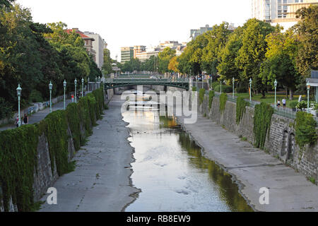 Wien, Österreich - 12. Juli: Menschen zu Fuß entlang Wienflusses in Wien am 12. Juli 2015. Des Wienflusses Passing Trough Stadtpark in Wien, Österreich. Stockfoto