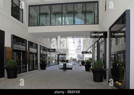 Wien, Österreich - 11. JULI 2015: Luxus Marke Shops am Tuchlaubenhof Straße in Wien, Österreich. Stockfoto