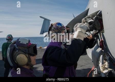 Pazifik (31. 13, 2016) Segler tanken eine F/A-18E Super Hornet auf dem Warhawks der Strike Fighter Squadron (VFA) 97 auf USS John C Stennis" (CVN 74) Flight Deck zugeordnet. John C Stennis ist unterwegs Routine Ausbildung in der dritten Flotte Verantwortungsbereich durchzuführen. Stockfoto