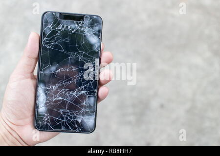 Gebrochene Smartphone und defekte Touchscreen auf Hand, Bild mit kopieren. Stockfoto