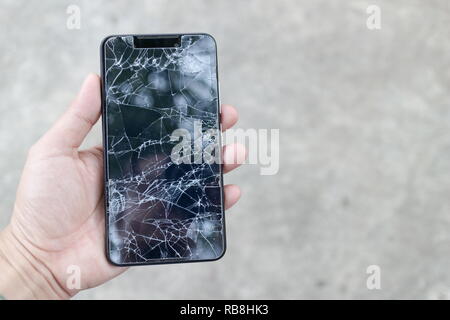 Gebrochene Smartphone und defekte Touchscreen auf Hand, Bild mit kopieren. Stockfoto