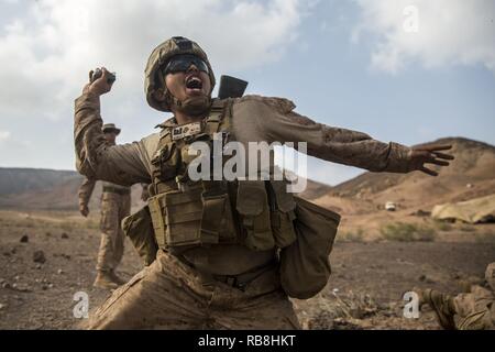 Ein US-Marine mit der Firma C, Bataillon Landung Team 1 Mrd., 4 Marines, 11 Marine Expeditionary Unit (MEU), wirft eine Simulation M 67 Splittergranate während einer Attrappe hoch explosiven Schlacht bohren als Teil der Übung Alligator Dolch bei Arta Strand, Dschibuti, Dez. 13, 2016 durchgeführt. Der Zweck der hoch explosiven Schlacht Bohrer ist Marines mit BLT 1/4 die Fähigkeit, explosive Waffen zu üben zu ermöglichen, Verbesserung der indirekten Fire Support Wirksamkeit auf das kleine Gerät. Die einseitigen Übung bietet eine Gelegenheit für die Makin Island Amphibious Ready Group (ARG) und 11 MEU zu Trai Stockfoto