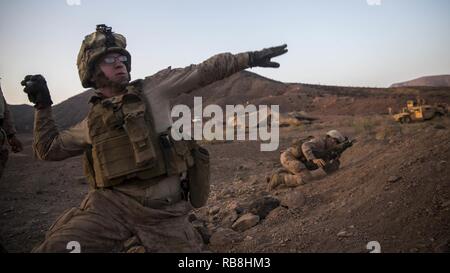 Ein US-Marine mit der Firma C, Bataillon Landung Team 1 Mrd., 4 Marines, 11 Marine Expeditionary Unit (MEU), bereitet sich eine Simulation M 67 Splittergranate werfen wie seine Landsleute Marine bereitet über die BERM der Feind während einer Attrappe hoch explosiven Schlacht bohren als Teil der Übung Alligator Dolch bei Arta Strand, Dschibuti, Dez. 13, 2016 durchgeführt zu hetzen. Hoch explosiven Schlacht Bohrer die Marines mit BLT 1/4 die Fähigkeit team Bewegungen zu explosiven Waffen üben, Verbesserung der indirekten Fire Support Wirksamkeit auf das kleine Gerät. Die einseitigen Übung bietet eine Stockfoto