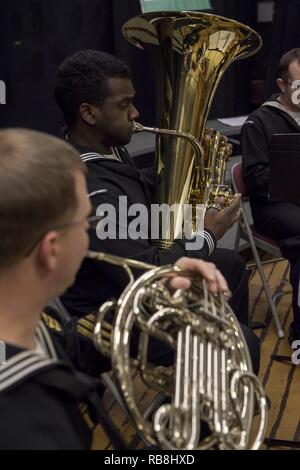 SILVERDALE Washington (31. 14, 2016) Petty Officer 3. Klasse Patrick Melvin, Mitglied der Marine Band Nordwesten Blechbläserquintett, spielt seine Tuba bei einem Urlaub Konzert im Central Kitsap mittleren Schule. Dies war das erste Mal, dass die Blechbläser Quintett hat an der Central Kitsap Middle School gespielt. Stockfoto