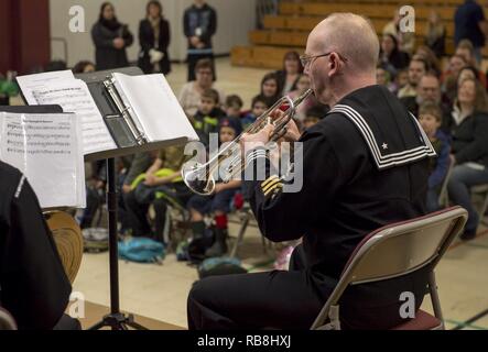 SILVERDALE Washington, (31. 14, 2016) Petty Officer 1st Class Chris Hodges, ein Mitglied der Marine Band Nordwesten Blechbläserquintett, spielt seine Trompete bei einem Urlaub Konzert im Central Kitsap mittleren Schule. Dies war das erste Mal, dass die Blechbläser Quintett hat an der Central Kitsap Middle School gespielt. Stockfoto