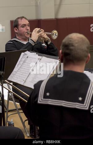 SILVERDALE Washington, (31. 14, 2016) Petty Officer 3. Klasse Daniel Arute, Mitglied der Marine Band Nordwesten Blechbläserquintett, spielt seine Trompete bei einem Urlaub Konzert im Central Kitsap mittleren Schule. Dies war das erste Mal, dass die Blechbläser Quintett hat an der Central Kitsap Middle School gespielt. Stockfoto