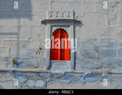 Rotes Fenster der alten Gebäude in Jodhpur, Indien. Stockfoto