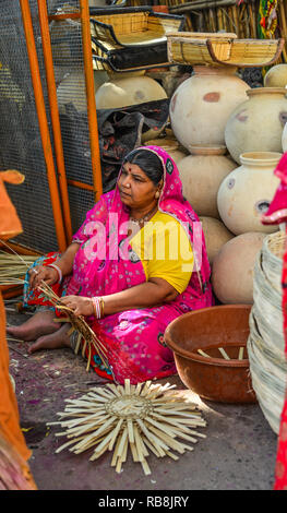 Jodhpur, Indien - Nov 6, 2017. Eine Frau an der Töpferei shop in Jodhpur, Indien. Jodhpur ist die zweitgrößte Stadt im Bundesstaat Rajasthan. Stockfoto