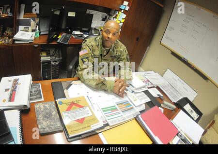 Command Sgt. Maj. Clarence D. Richardson, ausgehende CSM, U.S. Army Garrison, Fort Lee, hat fast 30 Jahre Service angemeldet. Stockfoto